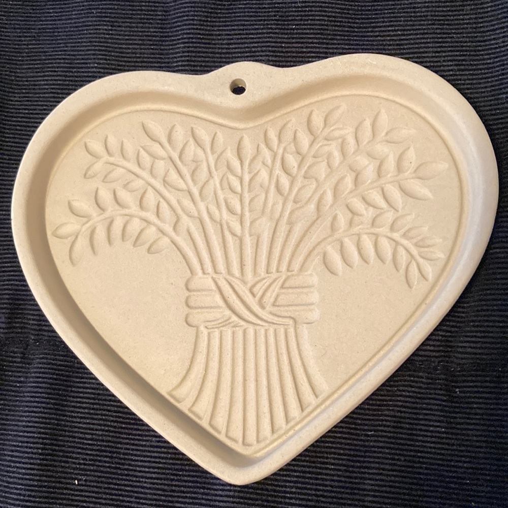 Pampered Chef vintage stoneware heart mold “Bountiful Heart” 2004.